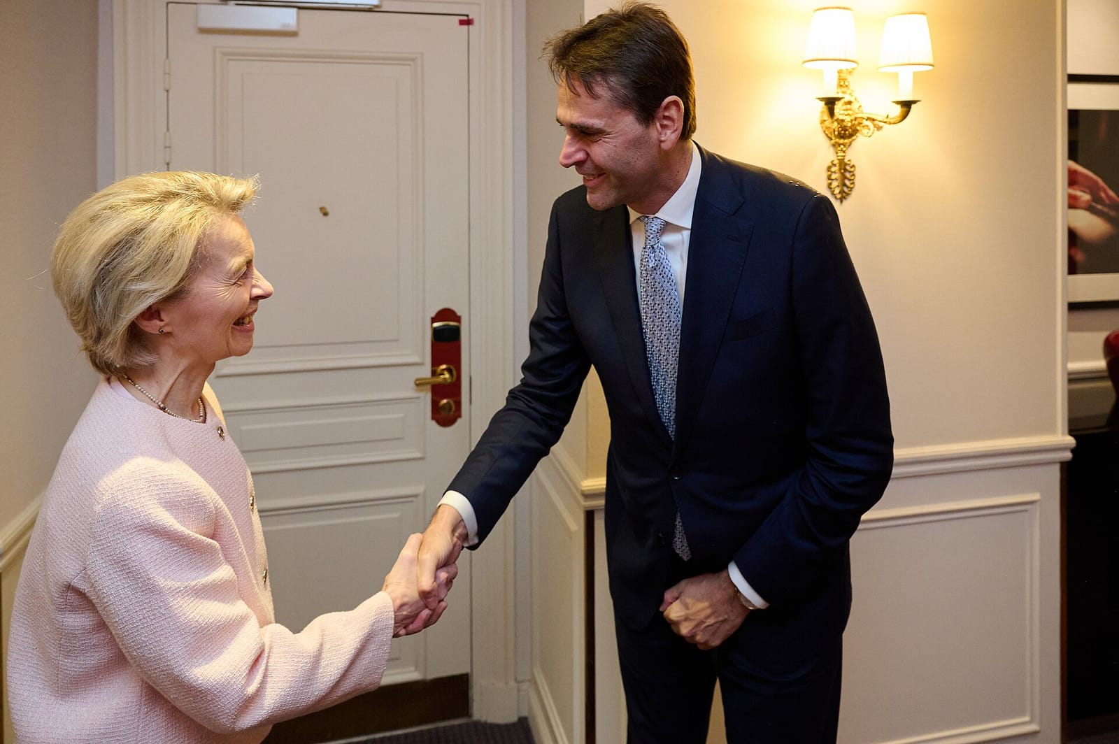 Ursula von der Leyen shakes hands with Christophe Fouquet